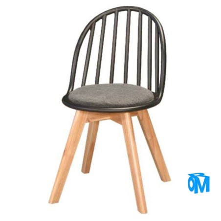 Silla plástico con almohadon.